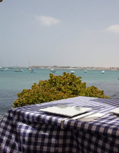 Mesas cerca del mar con bonita vista